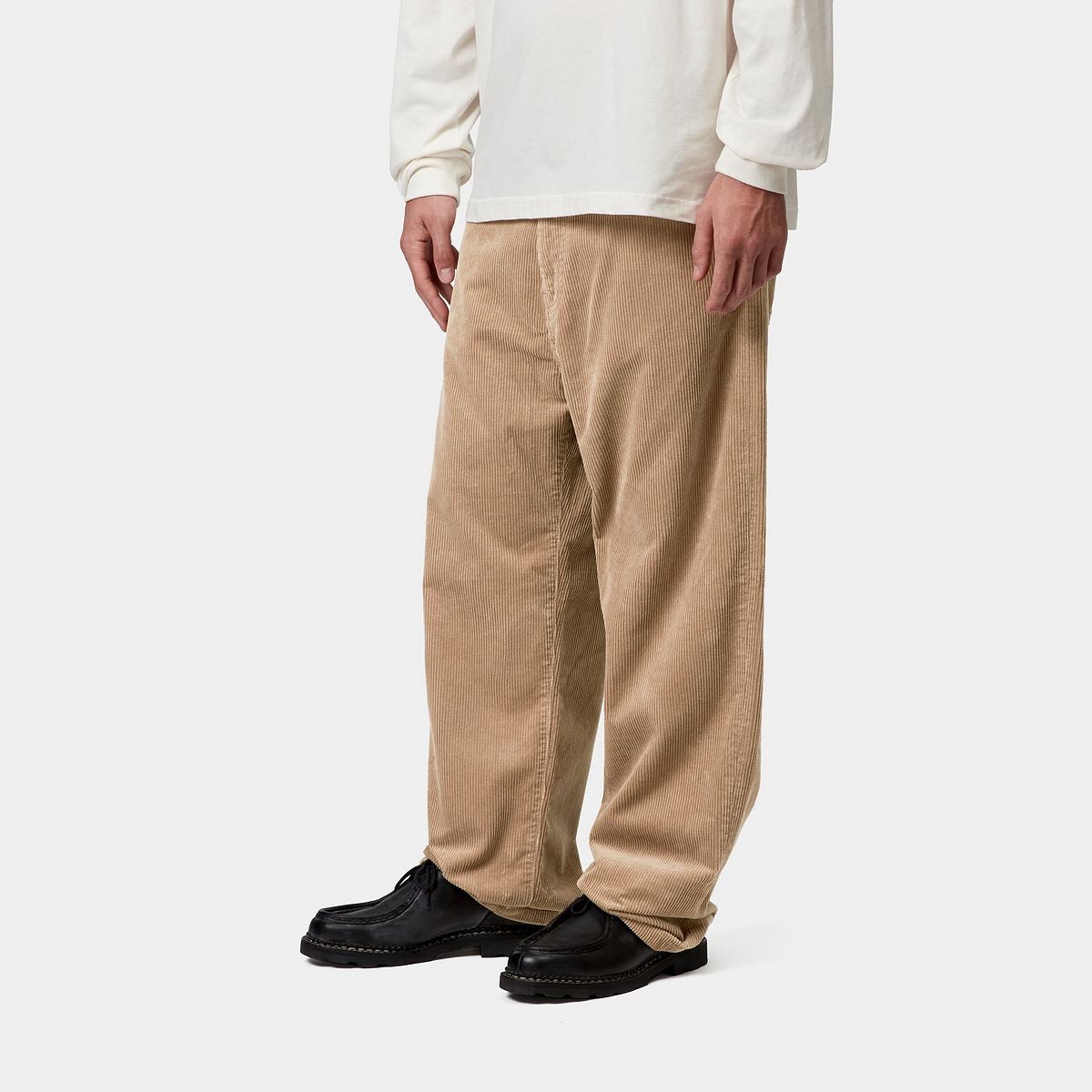 meaning that the pant has a roomy upper leg which tapers below the knee. The five-pocket style is detailed with a Square Label on the rear.